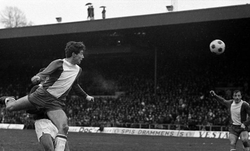 Ola Dybwad Olsen i aksjon i cupfinalen i 1968. Noen måneder senere ble det 2-3 og 2-2 mot Barcelona i Europacupen. FOTO: NTB SCANPIX