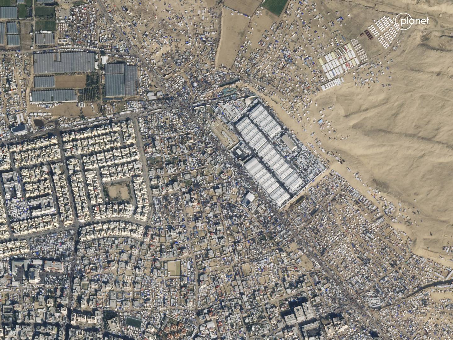 Satelittbilde viser Rafah 14. janaur i år. Byen somvanligvis er hjem til rundt 280.000, har vokst de siste månedene.