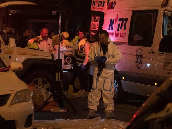 Massiv politijakt på to mistenkte etter knivangrep i Tel-Aviv