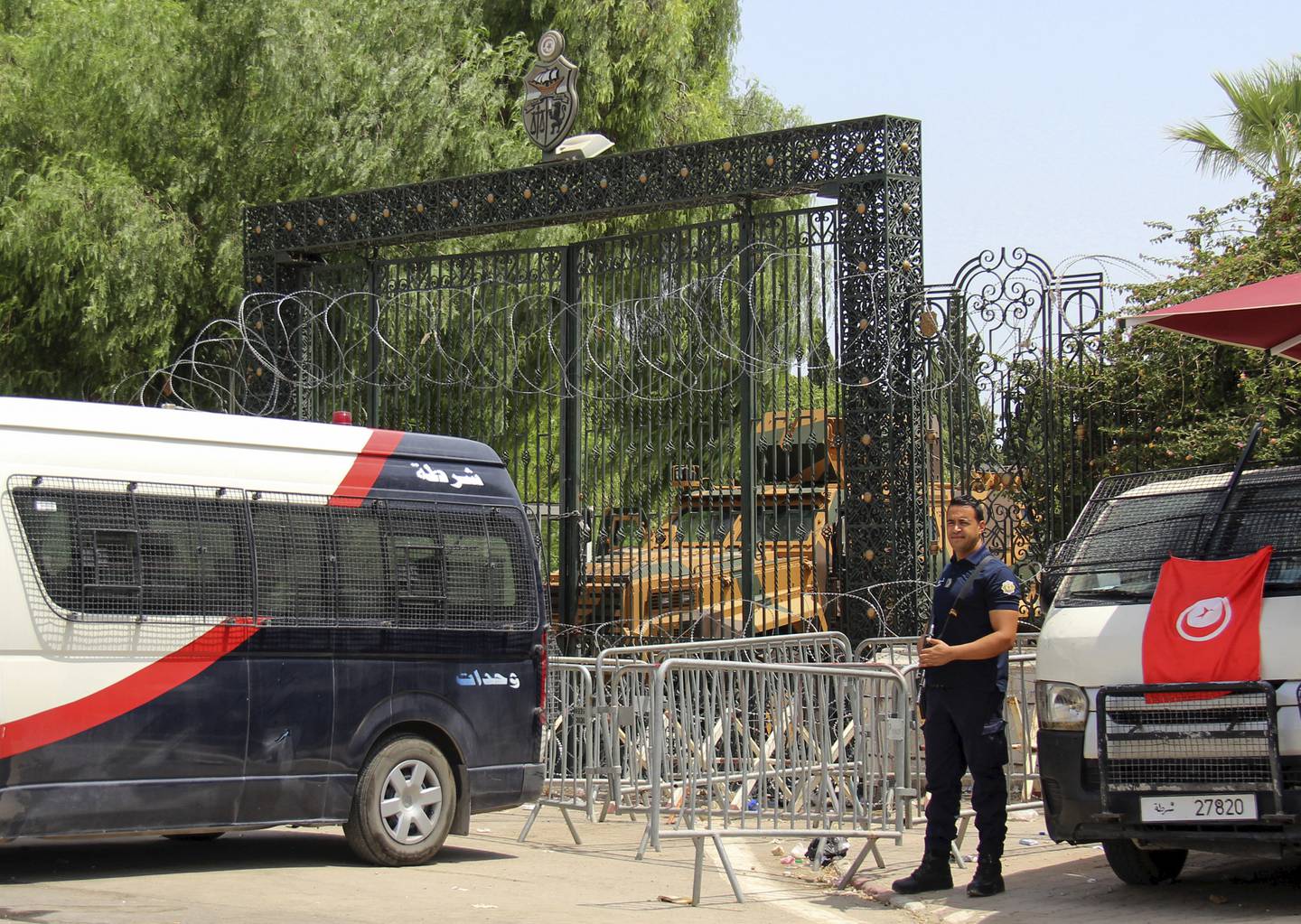 Politibiler sperrer inngangen til Tunisias nasjonalforsamling tirsdag denne uka.