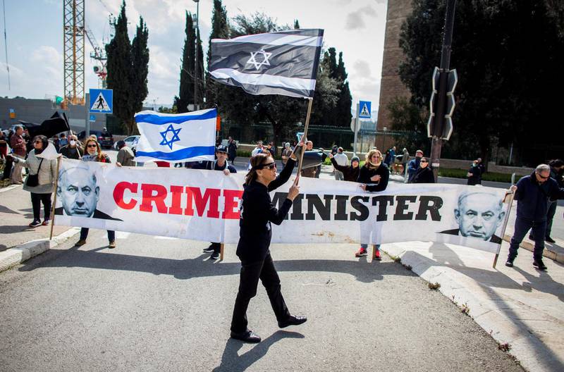 Demonstranter protesterer mot Israels statsminister Benjamin Netanyahu utenfor Israels parlament i Jerusalem torsdag 19. mars.