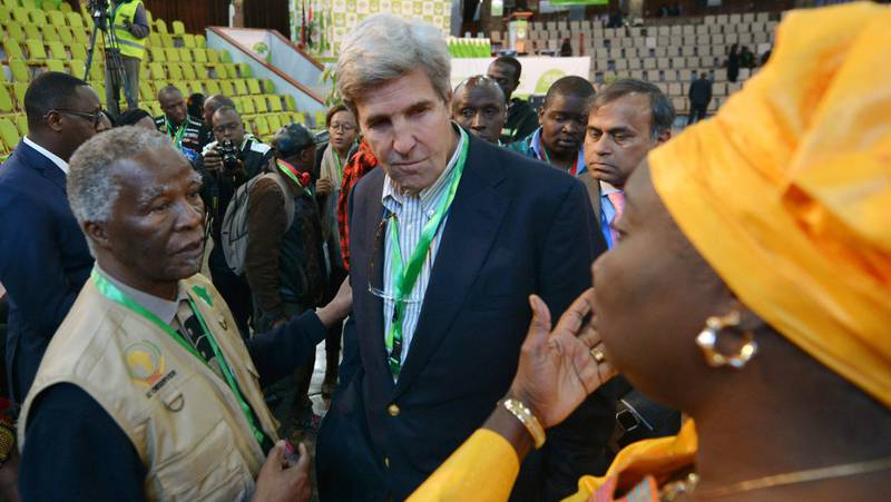 USAs eks-utenriksminister John Kerry skrøt av gjennomføringen. Her med Sør-Afrikas tidligere president Thabo Mbeki.