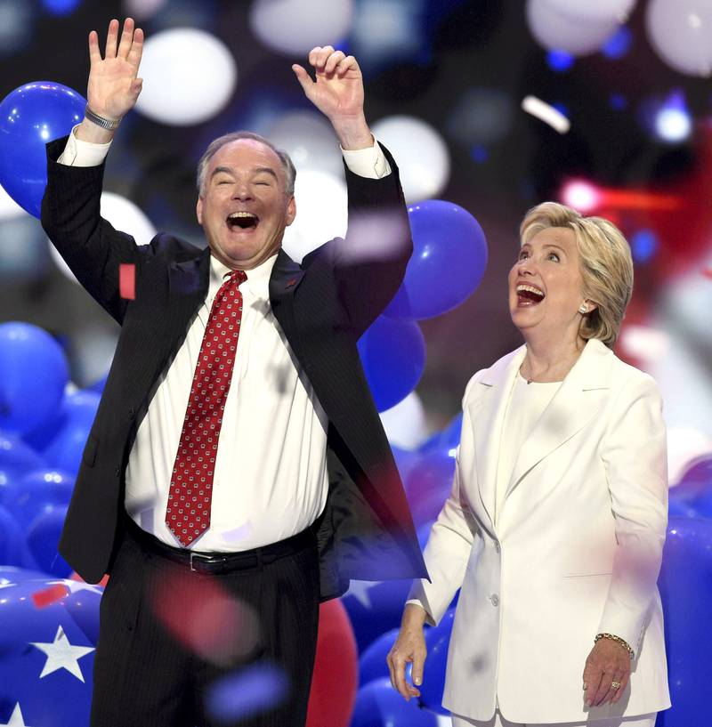 Demokratene: Presidentkandidat Hillary Clinton og visepresidentkandidat Tim Kaine feirer avslutningen av landsmøtet. FOTO: SAUL LOEB/NTB SCANPIX