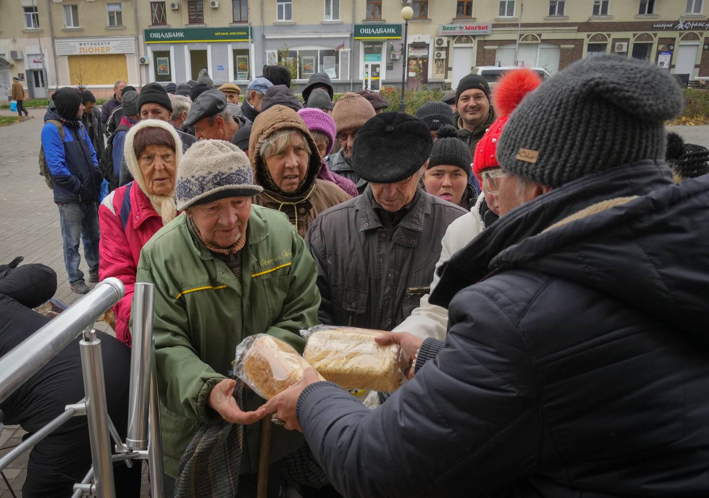 Innbyggere i Bakhmut står i kø for å få utdelt brød fra frivillige 28. oktober i fjor. Arkivfoto: Efrem Lukatsky / AP / NTB