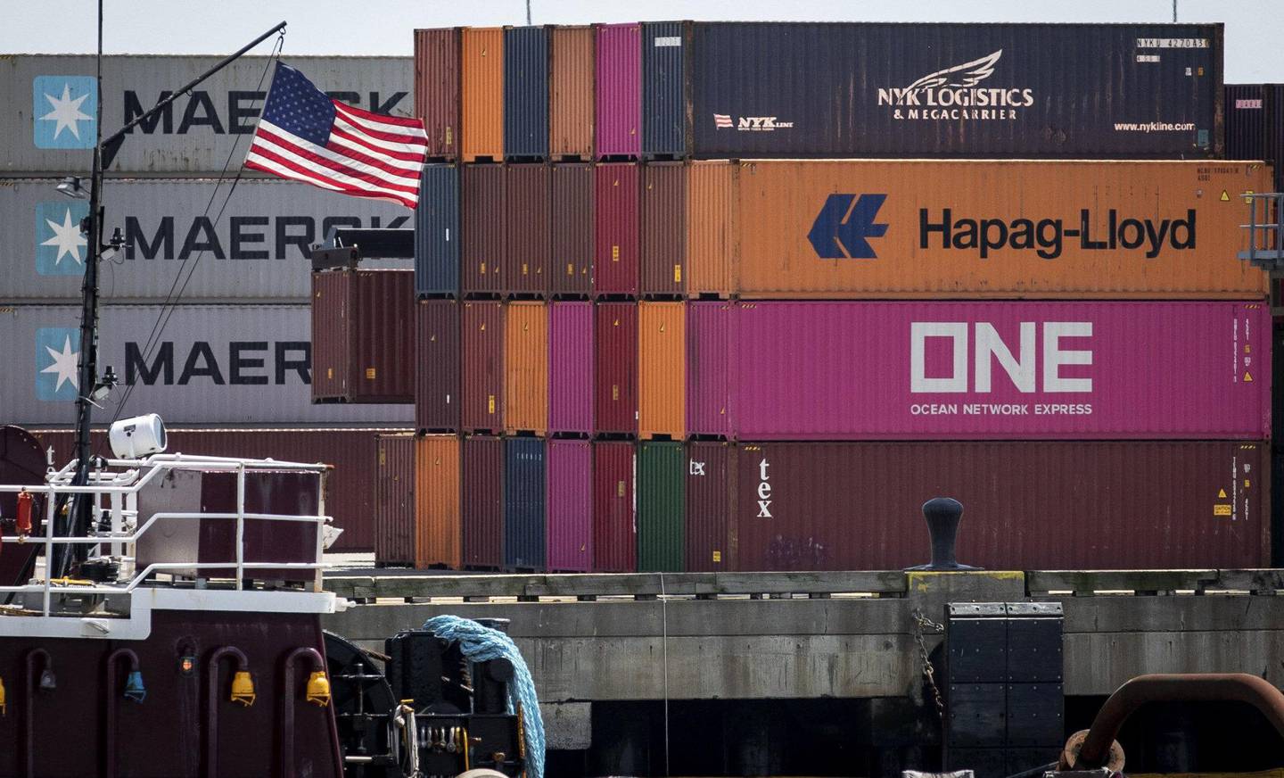 IMPORT: USA importerer mye mer enn det eksporterer til Kina. Her konteinere med varer ved havna i Staten Island ved New York. FOTO: NTB SCANPIX