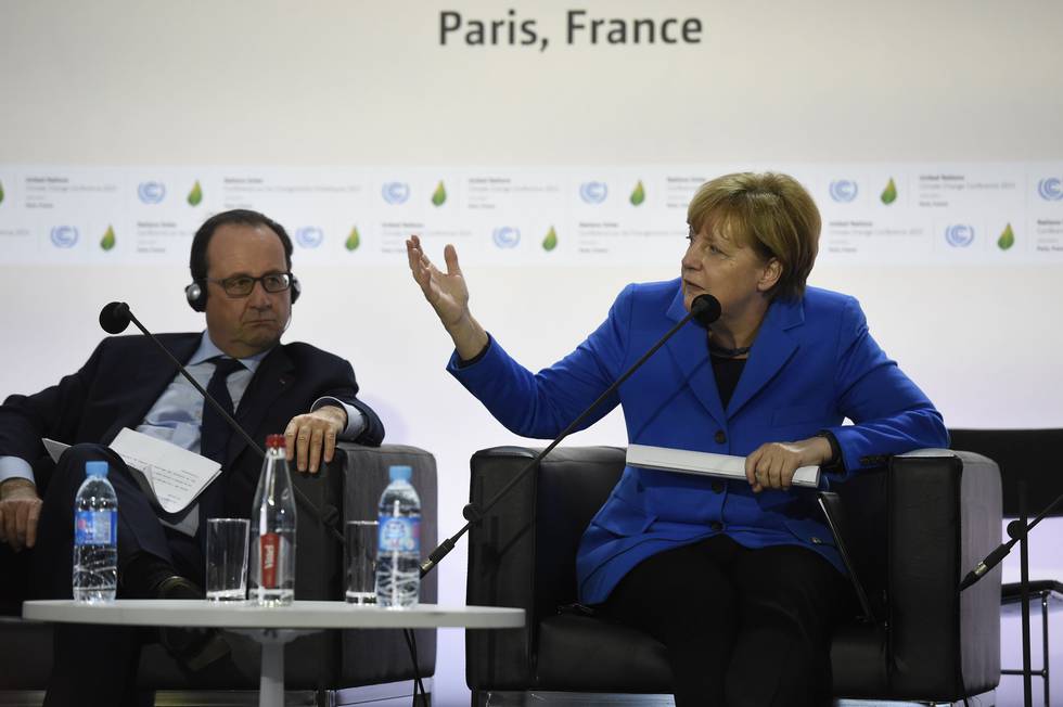 Frankrike og Tyskland vil begge ha slutt på subsidier av fossil energi. Her representert med forbundskansler Angela Merkel og president Francois Hollande under klimatoppmøtet i Paris. FOTO: ERIC FEFERBERG/AFP/NTB SCANPIX
