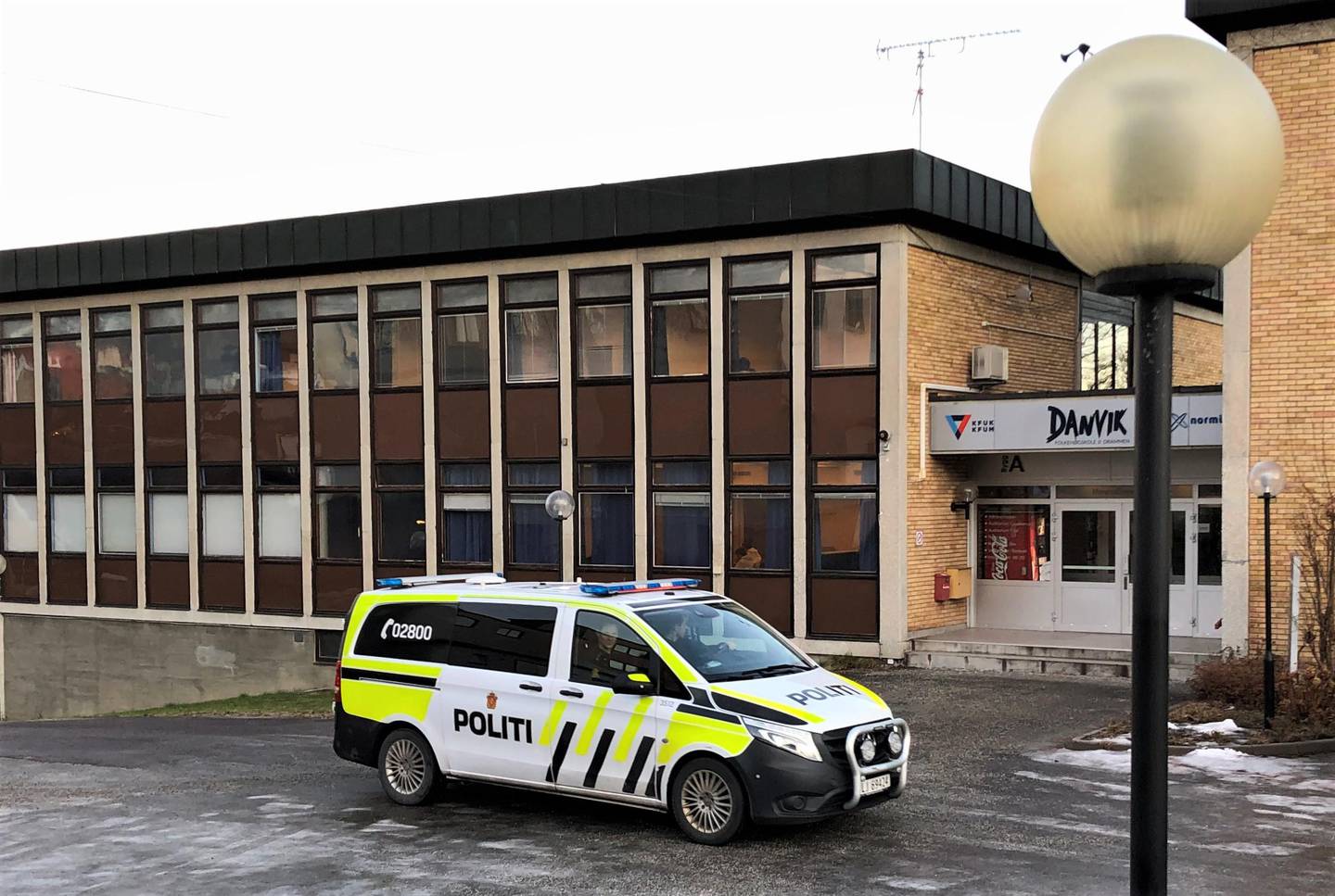Politiet patruljerer utenfor Danvik Folkehøgskole, og kommer til å gjøre det helt til de kommer til bunns i etterforskningen.
