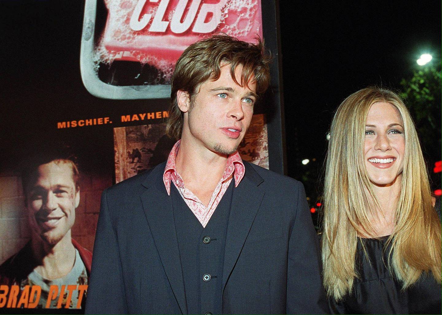 
LAX02 - 19991006 - LOS ANGELES, CA, UNITED STATES : US actor Brad Pitt(L) arrives at the premiere of his new film "Fight Club" with partner Jenifer Aniston(R) in Los Angeles 06 October 1999.  The film also stars Edward Norton and Helena Bonham Carter.    
EPA PHOTO AFP/LUCY NICHOLSON/ln/ch/vg