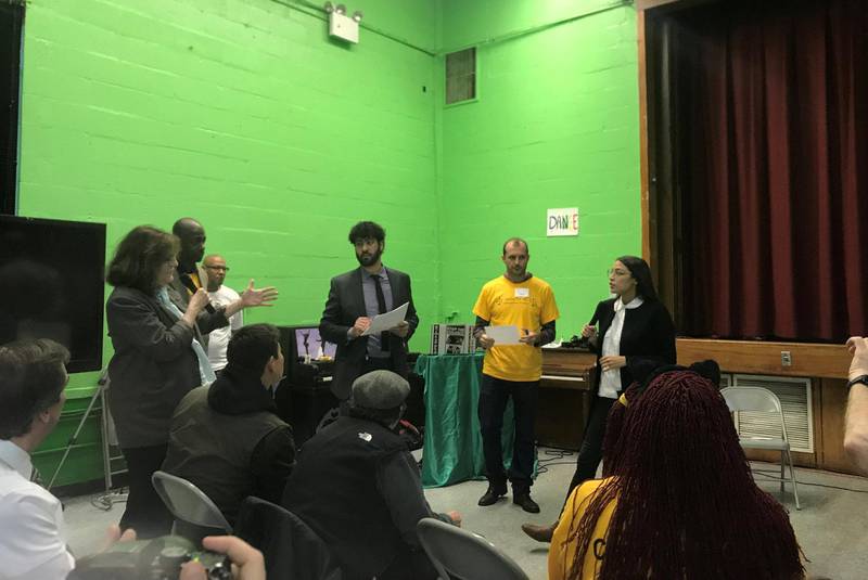 I oktober møtte Ocasio-Cortez aktivister i Queens. FOTO: HEIDI T. SKJESETH