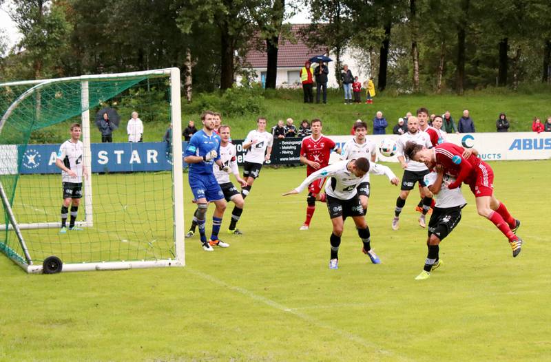 Vidar skapte mange sjanser på corner, og her er det dagens første målscorer Ingvald Halgunset som er i duell om ballen. Foto: Pål Karstensen.