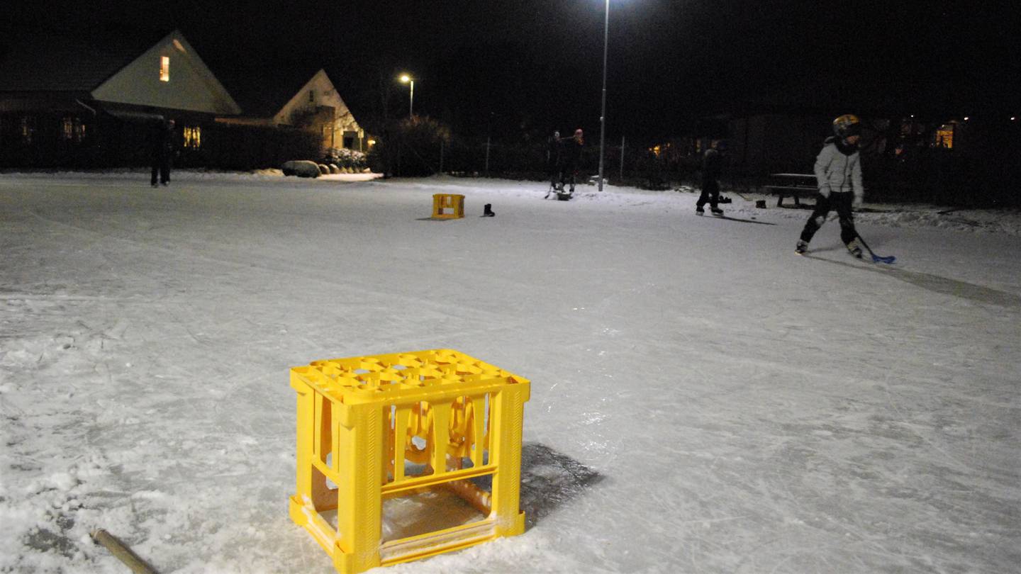 I Falchåsen har to velforeninger en årelang tradisjon for å lage skøytebane på lekeplassen i vintermånedene. Elin Tvete (Sp) ser gjerne flere slike tiltak i Fredrikstad.