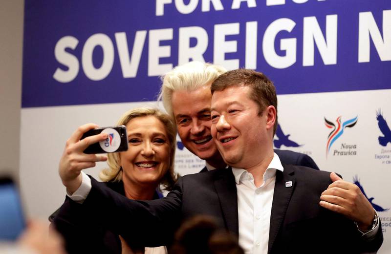 selfie-tid: F.v.: Marine Le Pen (RN), Geert Wilders, leder for det nederlandske ytre høyre-partiet PVV og Tomio Okamura, leder for Tsjekkias ytre høyre-parti Frihet og direkte demokrati (SPD), sammen i Tsjekkias hovedstad Praha for å drive valgkamp før valget på nytt EU-parlament. FOTO: DAVID W. CERNY/NTB SCANPIX