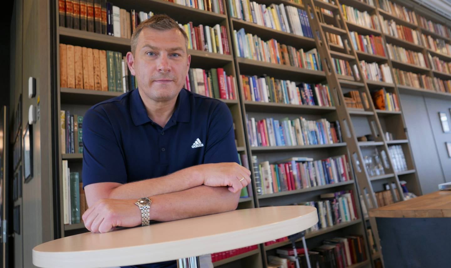 Roy Conradi Andersen, leder for Litteraturhuset Fredrikstad, er stolt over alt de har fått til. Han roser spesielt de dedikerte ansatte.