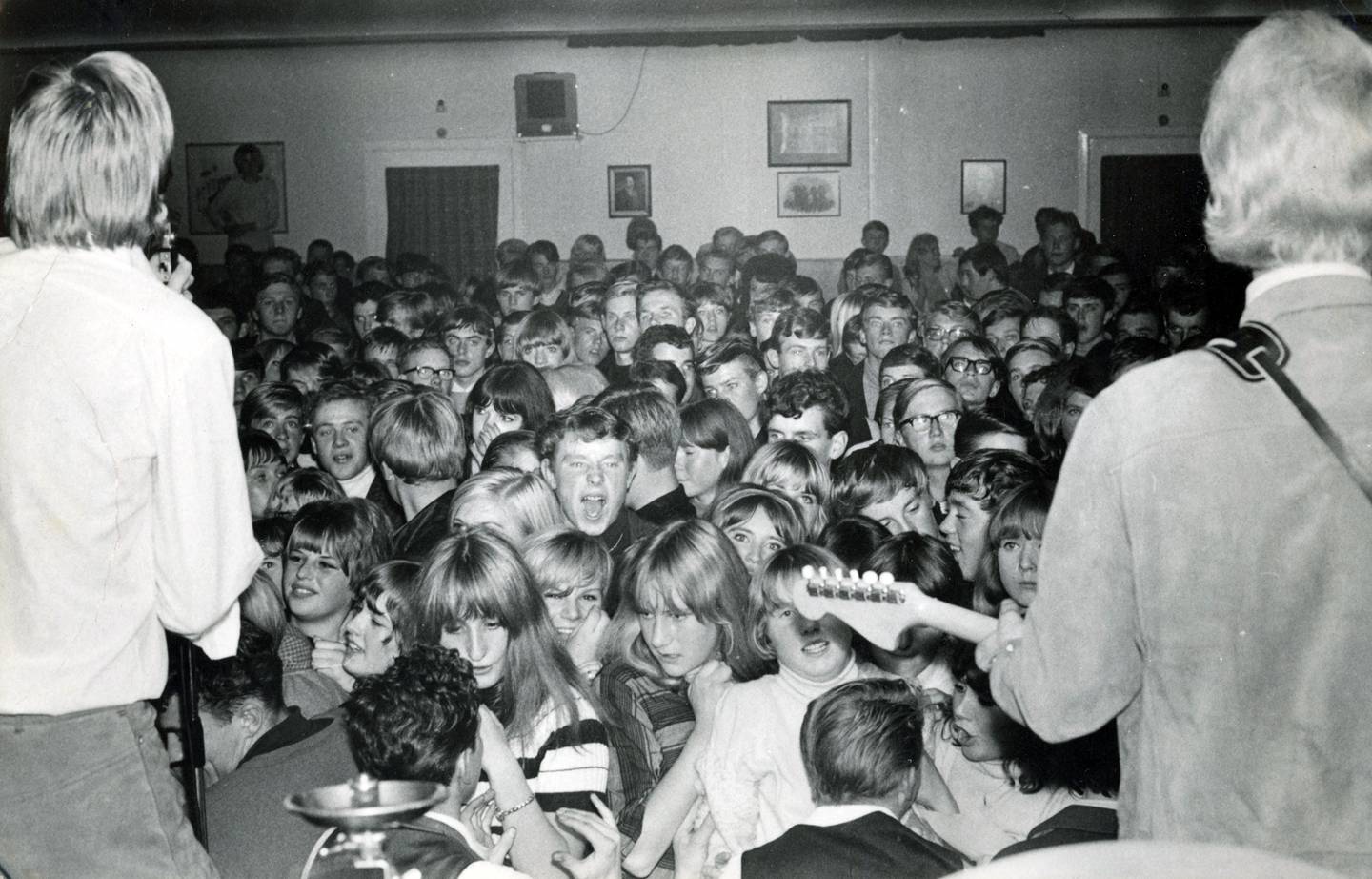 Stor stemning på "Kassa" på Abildsø, med Beatniks på scenen på 60-tallet.