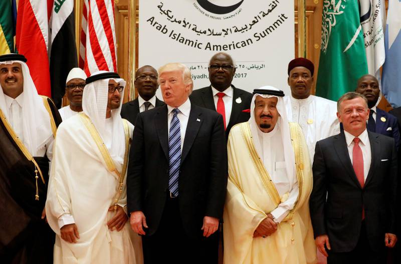Trump kom direkte fra Saudi-Arabia i går. Her fra møtet med kongefamilien søndag.
