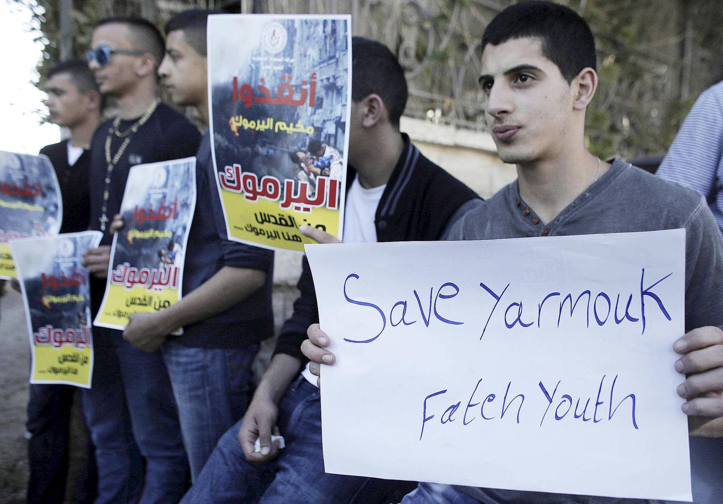 Unge palestinere fra ungdomsbevegelsen «Fatah Youth Movement» demonstrerer i Jerusalem og viser sin støtte til palestinerne i Yarmouk. FOTO: AFP PHOTO / AHMAD GHARABLI