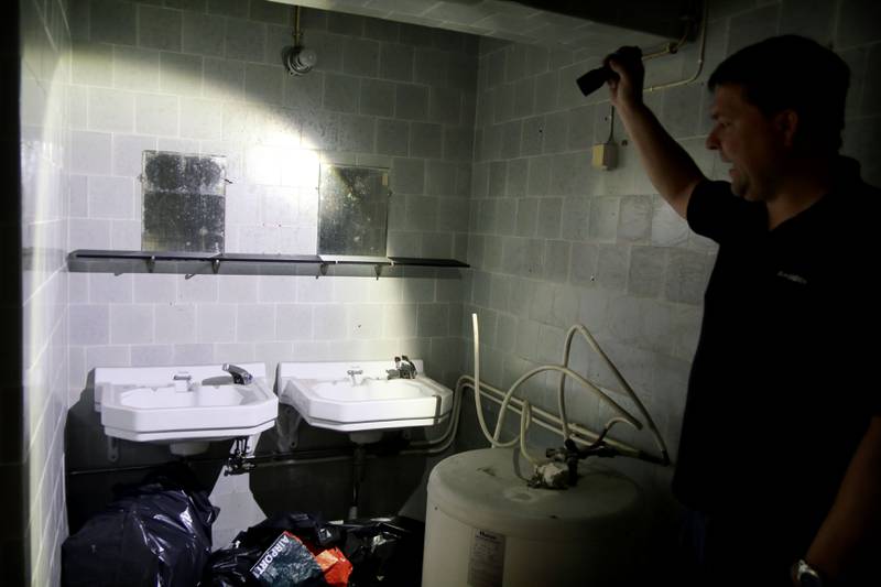 Svein Jone Aadnesen i vann og avløp synes de gamle vaskene i toalettlokalet bør beholdes. FOTO: TONE HELENE OSKARSEN