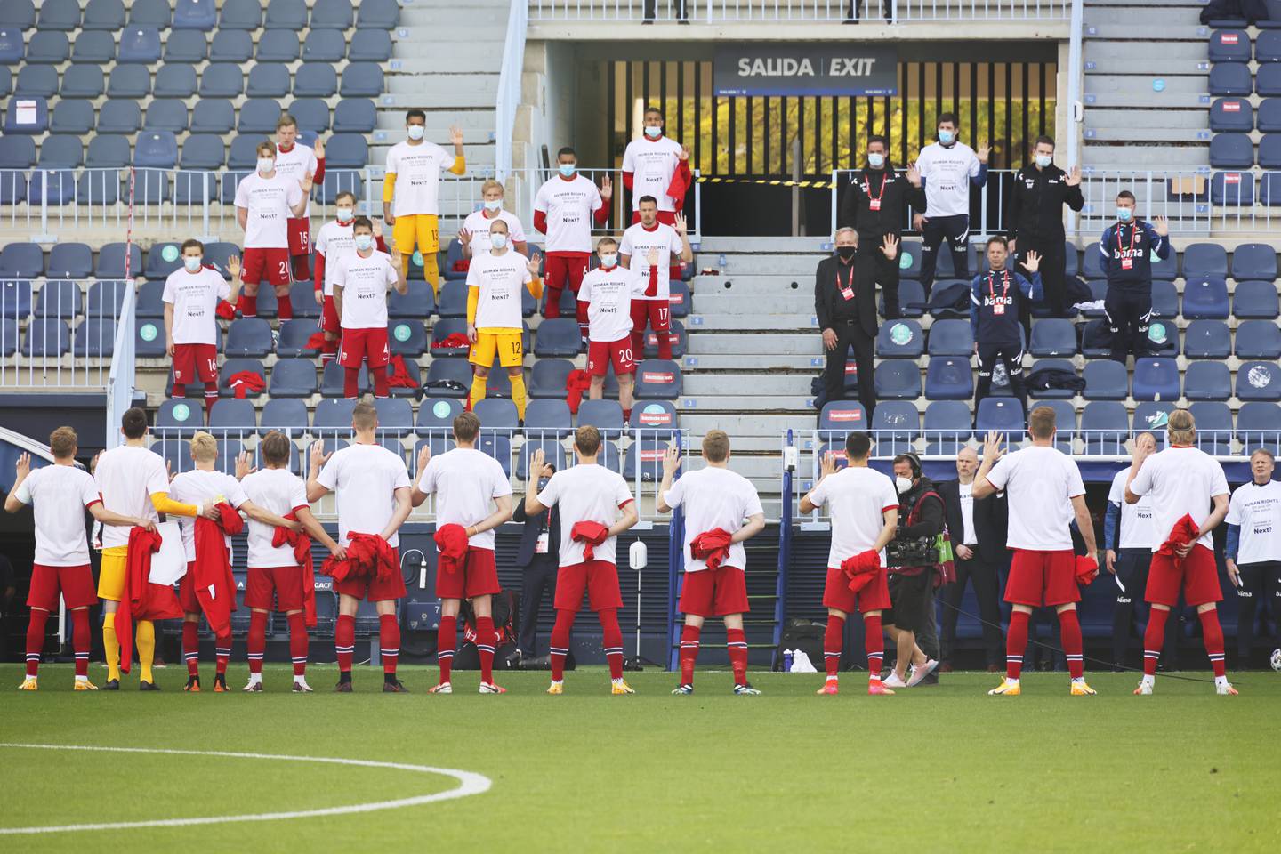 Det norske laget under nasjonalsangen før avspark mot Tyrkia. Foto: Geir Olsen / NTB