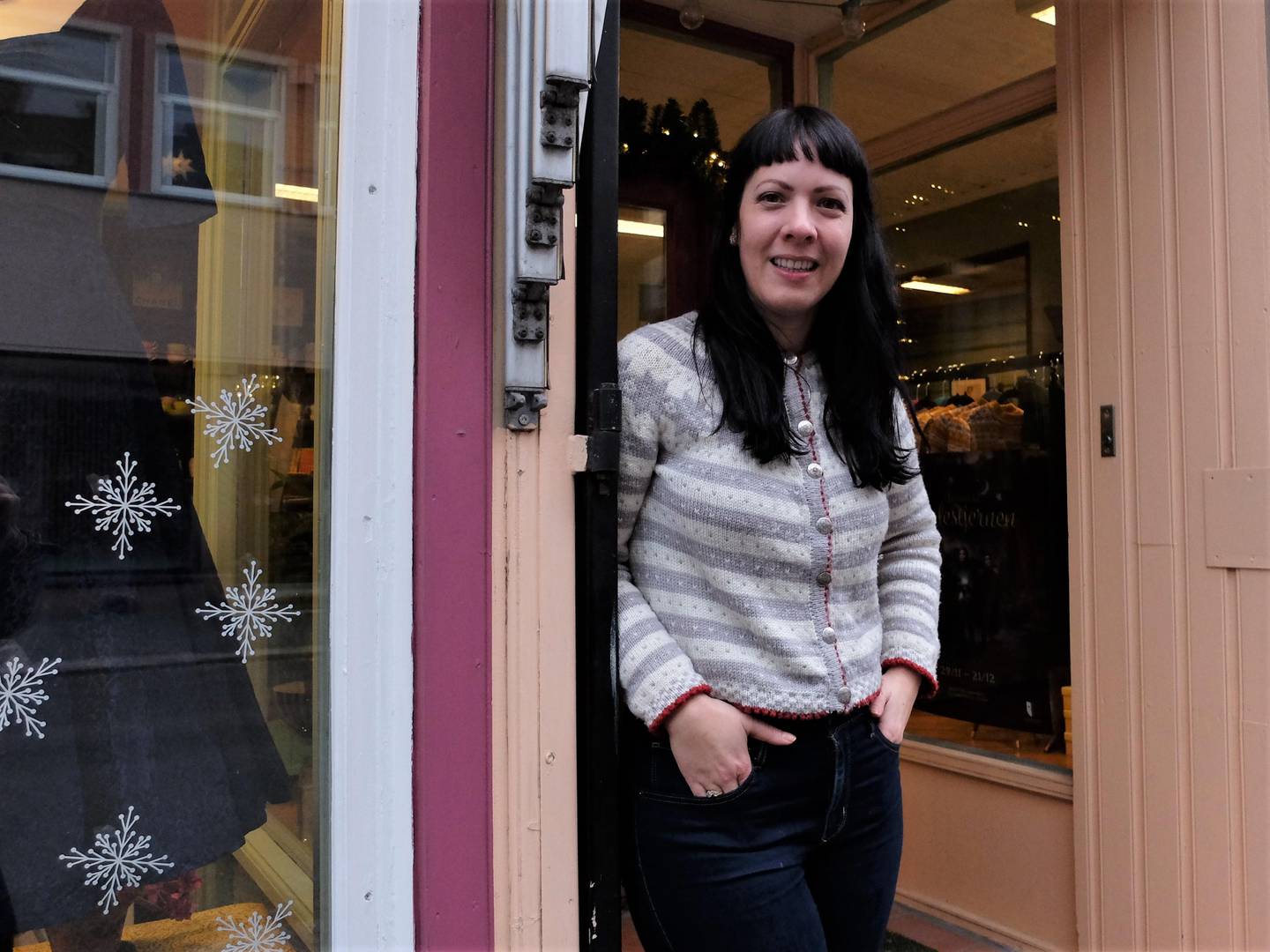 Sunniva Ferrada, innehaver av klesbutikken Retropiken, er veldig glad for å kunne drive butikk i Drammens kanskje mest særegne handlegate - og ivrer for å bevare Tollbugatas genuine preg. Det er hun ikke alene om.