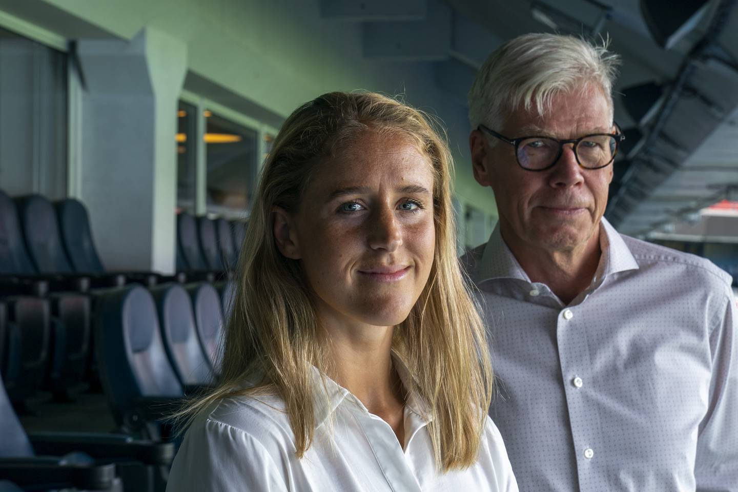 Leif Øverland, administrerende direktør i Norsk Toppfotball og Emilie Finnevolden Gooderham, manager i Deloitte.