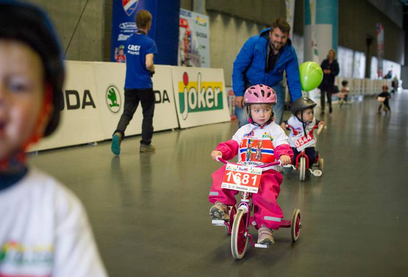 Emma Massie (3) deltok i sitt første sykkelritt med rosa trehjulssykkel.