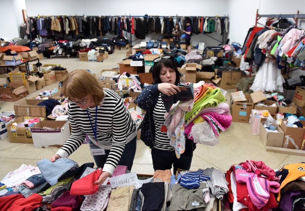 Frivillige sorterer donerte klær i Lviv.