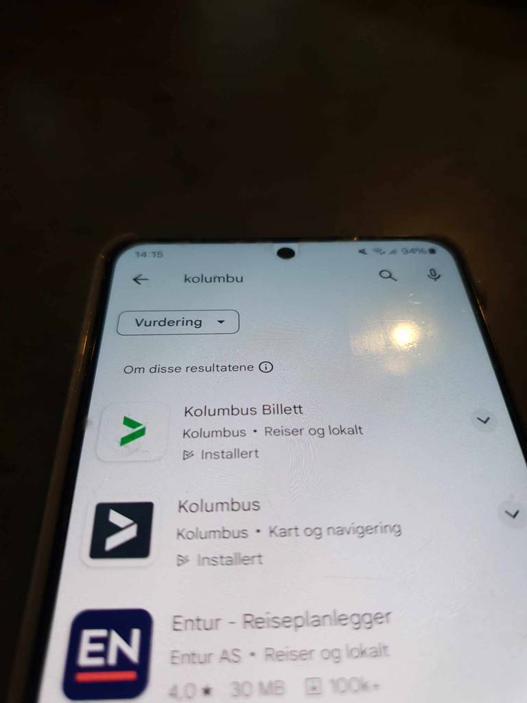 Den øverste og hvite Kolmbus-appen fungerer med det gamle billettsystemet, og den nedenfor (mørk app) bruker det nye billettsystemet.