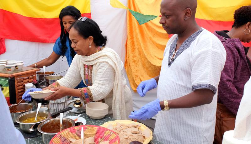 Ryktene spredte seg mens folk smakte seg gjennom boder. De etiopiske grytene var populære.