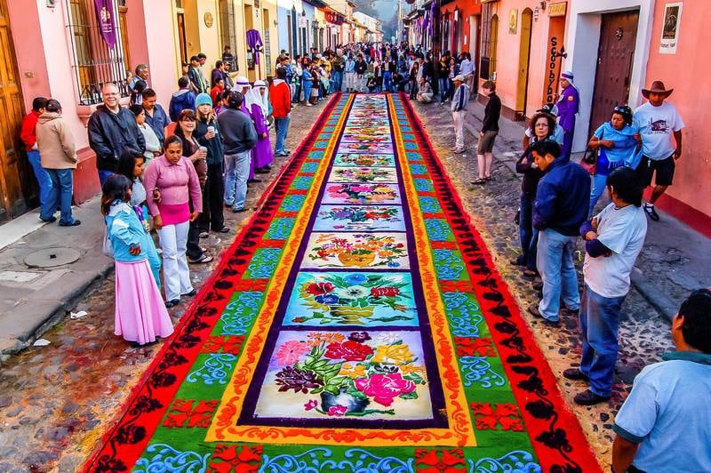 I Antigua i Guatemala lages de vakreste tepper i gatene av sagmugg og blomster. FOTO: LUCY BROWN/ISTOCK