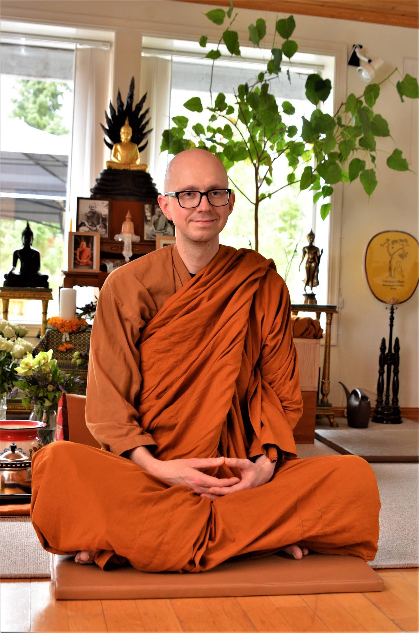 I 2015 kjøpte stiftelsen Skogskloster gården i Skiptvet og gjorde den om til buddhistkloster. Titthanyano, med legnavnet Mikael, har vært med fra begynnelsen. Først som postulant og deretter som munk.