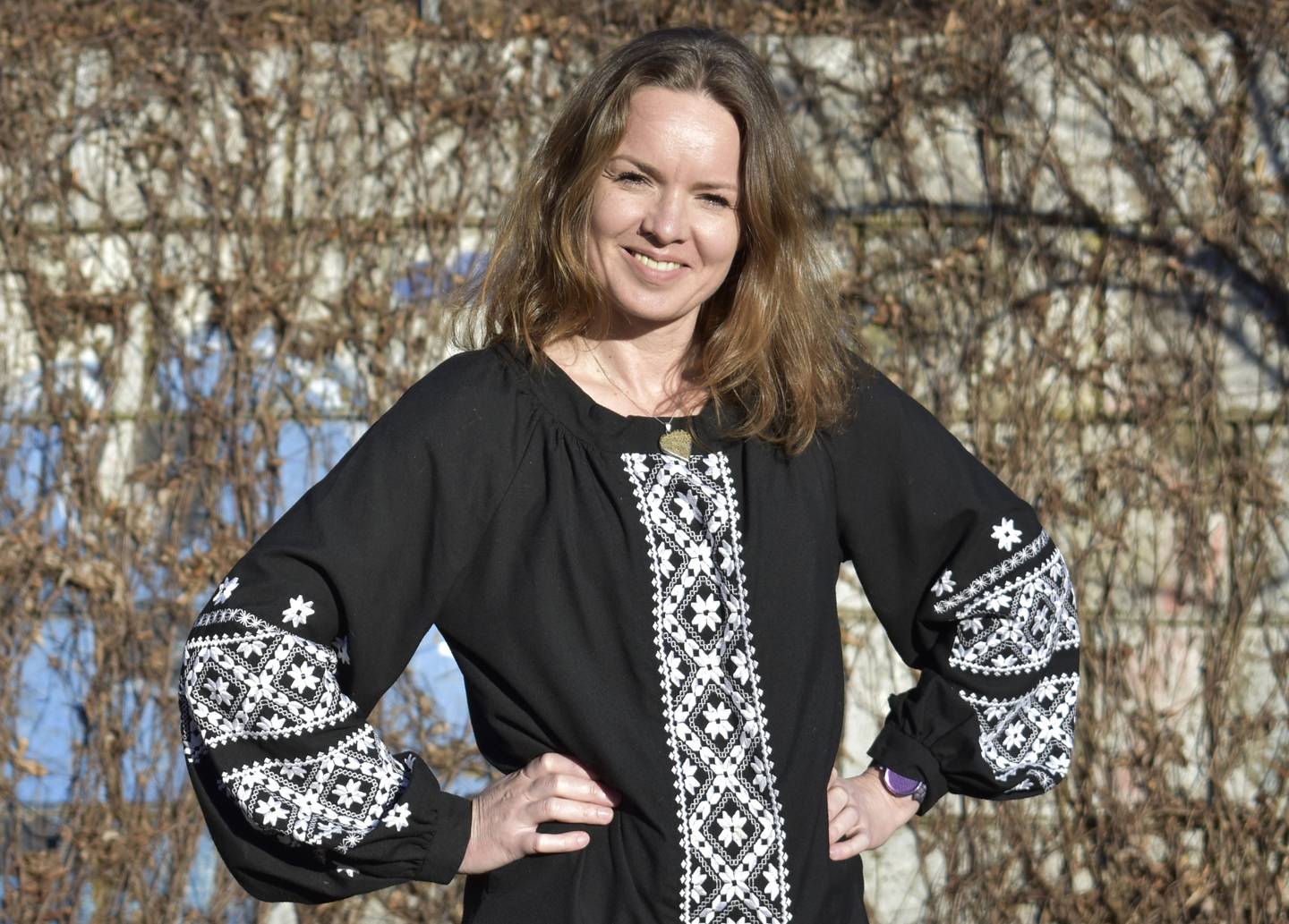 Tetyana Bondarenko, grunnlegger av og tidligere leder i Ukrainsk Forening Øst-Norge, ikledd skjorta vyshyvanka.