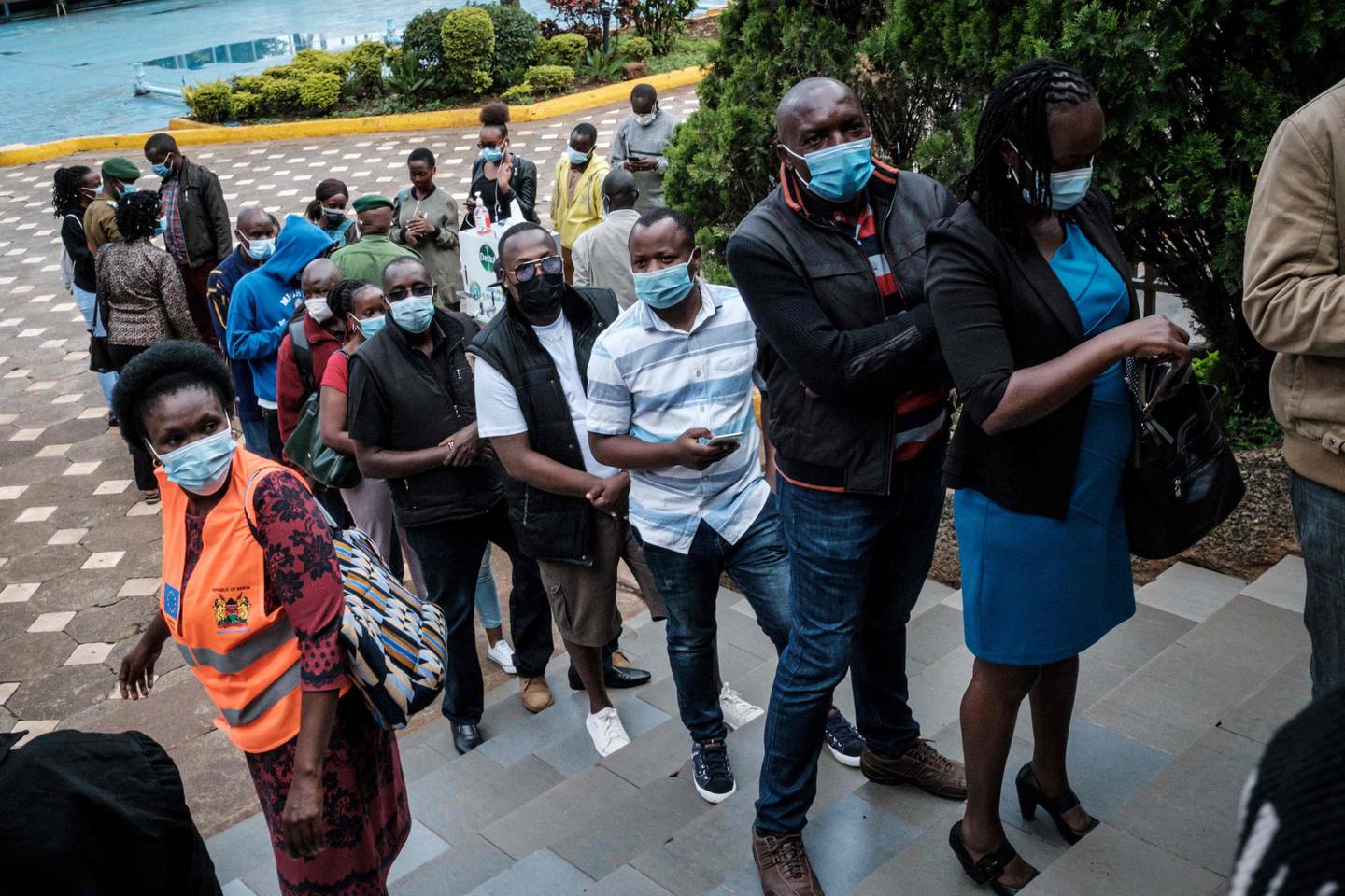I Kenya er turismen svært viktig for økonomien. Koronavaksineringen har kommet svært kort der og ellers i Afrika, men disse ansatte i turistbransjen fikk vaksine i Nairobi i april i år.