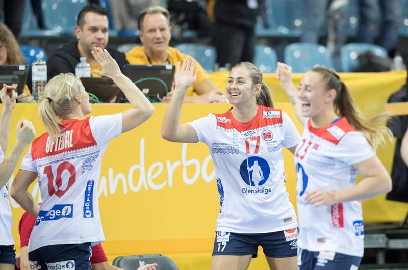 Helene Gigstad Fauske blir gratulert av Stine Bredal Oftedal etter kampen mellom Argentia og Norge i EgeTrans Arena søndag. 