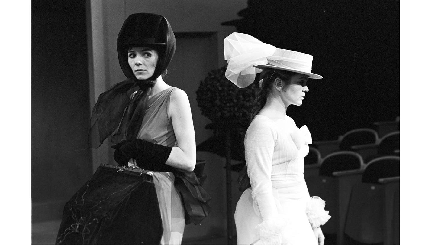 Ane Hoel og Anne Marit Jacobsen i en scene fra Nationaltheaterets oppsetning av Georg Büchners "Leonce og Lena" i 1972. Foto: Frits Solvang/DEXTRA Photo, Teknisk museum.  