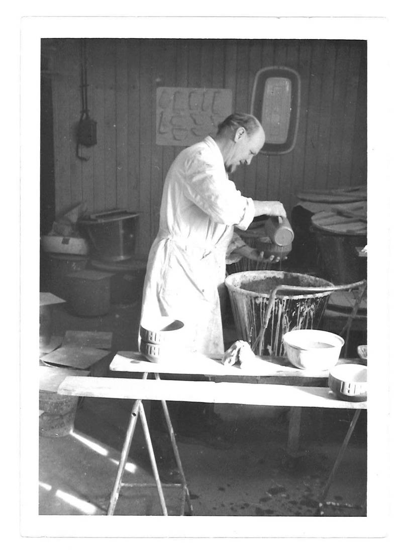 IMPORTERT EKSPERTISE: Kjemiingeniør Nils Bjerén eksperimenterer med glasurer i verkstedet hos AWF. Han ble hentet fra Sverige på grunn av sin kompetanse, og er far til Leif Nicola Bjerén som i dag er en sentral person i Foreningen Haldenkeramikk.