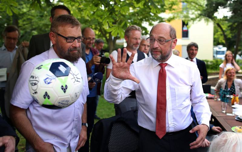 SPD-kandidat Martin Schulz (t.h.), som her er ute i valgkamp, har en vanskelig jobb foran seg.  