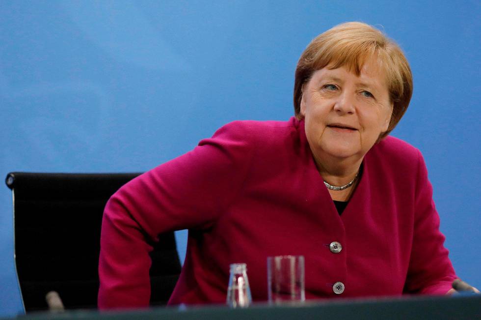 I gruppen som har gitt Tysklands kansler Angela Merkel råd om når og hvordan hun skulle lette på de strenge tiltakene har hun hatt med seg skoleforskere, etikere, filosofer, prester, historikere og sosiologer i tillegg til leger og naturvitere. Det bør vi ta lærdom av, mener kronikkforfatterne. Foto: Markus Schreiber/NTB scanpix