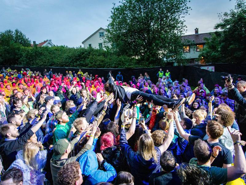 Kvelertak-vokalist Ivar Nikolaisen fikk til en svært vellykket stagediving i det begeistrede folkehavet på Mablis lørdag kveld. Foto: Marius Vervik
