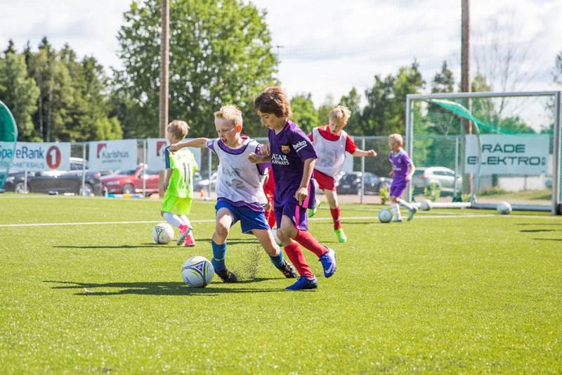 Barn fra både Østlandet og Sverige hadde tatt turen til idrettsparken i Råde for å bli med på fotballskolen.