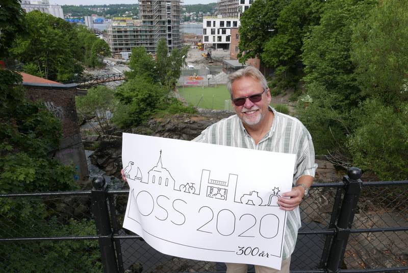 Trygve G. Nordby, prosjektleder for byjubileet i Moss i 2020, viser fram logoen.