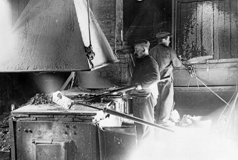 CHRISTIANIA SPIGERVERK 1920–30: Smeder i arbeid med spikerproduksjon.
