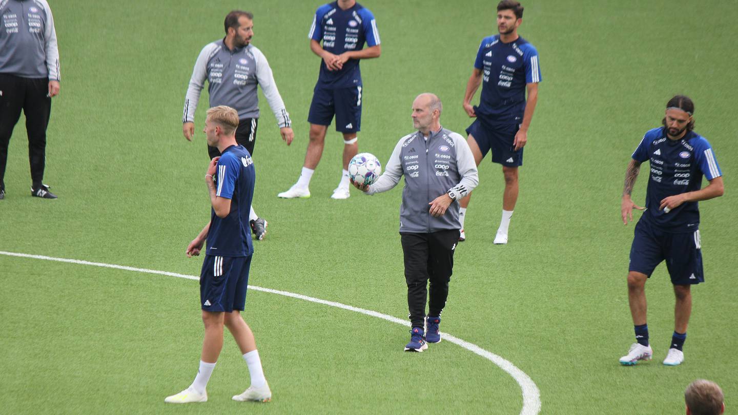 Vålerenga-trener Geir Bakke sier at klubben med nysigneringen Elias Hagen har fått flere valgmuligheter