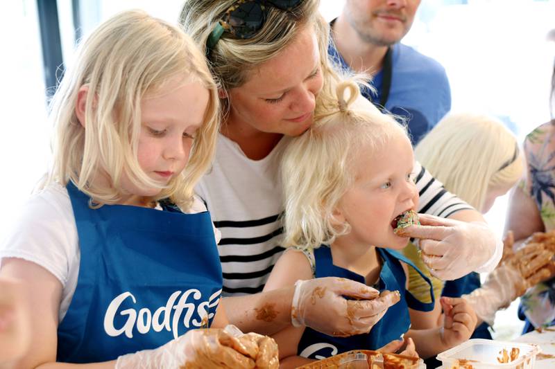 Mamma Trine Gabrielsen hjelper Liv (4) og Lotte (6) med å lage sjokolade. Foto: Tone Helene Oskarsen