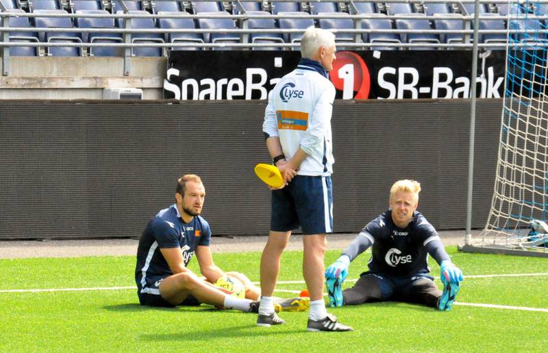 Veton Berisha (venstre) slapper av etter onsdagens økt med keepertrener Kurt Hegre (midten) og Arild Østbø. Spissen er trygg på at han skal se skarp ut når serien starter mot Bodø/Glimt 16. juni. Foto: Espen Iversen