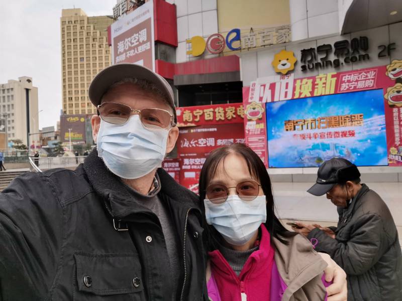 Rennesøy-paret Knut Botnmark og kona Chijun Zhong reiste tidligere denne måneden til i Kina og byen Nanning for å feire kinesisk nyttår.  Foto: Privat