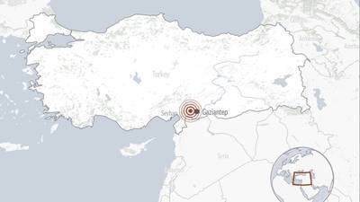 Tallet på døde stiger raskt etter kraftig jordskjelv i Tyrkia og Syria
