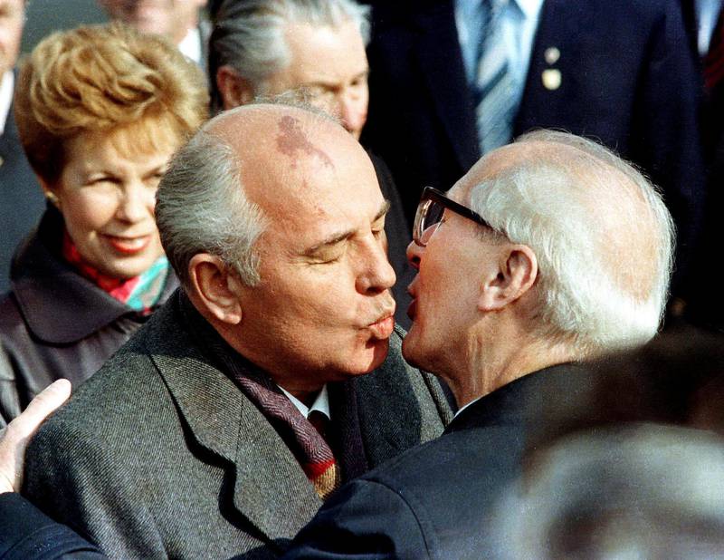 DDRs mektige diktator Erich Honecker (t.h.) lot seg feire med store opptog under 40-årsjubileet. Sovjetunionens partisjef Mikhail Gorbatsjov t.v. En drøy måned senere falt muren. Foto: REUTERS/ntb scanpix