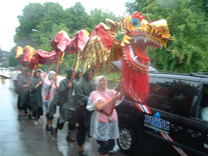 Det planlegges at den nye dragebåtfestivalen også vil ha en parade gjennom byen. Her fra det siste arrangementet i 2007, som værgudene ikke var nådige mot.
