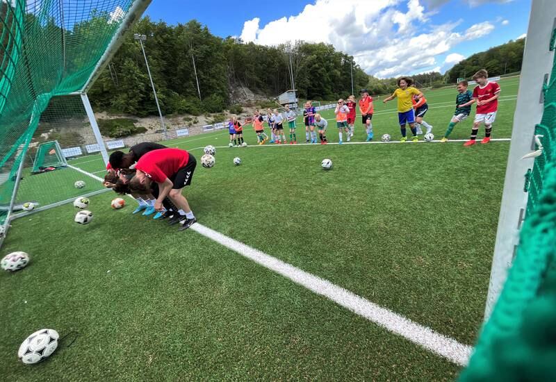 «Svi ræv» er en populær aktivitet i fotballtreninga og barna på fotballskole på Kråkerøy lar seg ikke be to ganger når de unge trenerne byr på.