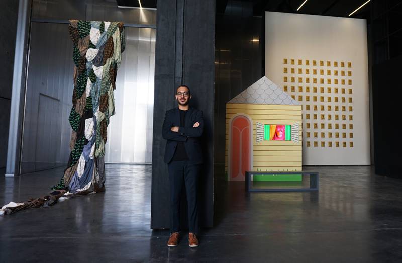 Kurator Karim Sultan foran noen av verkene til de lokale kunstnerne i den nye utstillingshallen Concrete på Alserkal Avenue. 